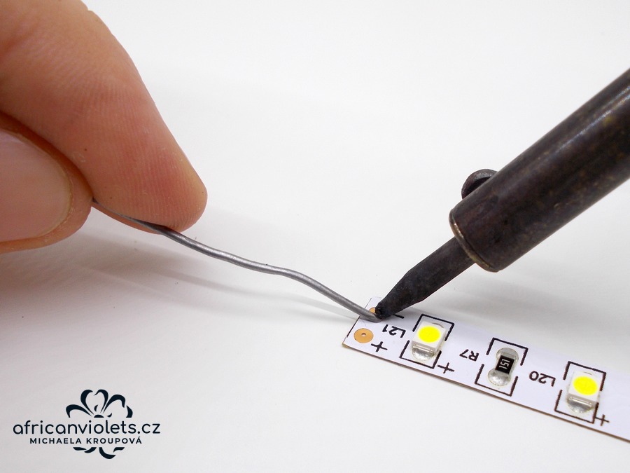 Na koncové kontaktní plošky označené znaménky plus a minus naneste pájkou trošku cínu a nechte ho pár vteřin zatuhnout. Stejným způsobem si kápněte trošku cínu také na odhalené dráty kabelu.